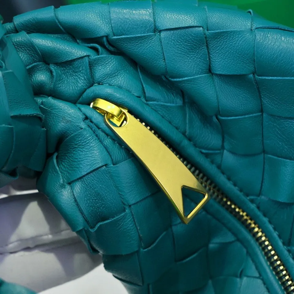 Batch 1120 BV Bottega Veneta's new early spring women's MINI JODIE handbag BV bag 🔥The new method is based on the original rounded corners, knotted with classic woven leather round hobo bag, The most iconic triangular pull-out design, using sheepskin draped soft shape, is super suitable for concave shapes~ Jodie feels really gentle to people, and is definitely the best item for daily matching. It has the same weave, new elements and twists, is compact and versatile, and is the new favorite of street style Internet celebrities! Dimensions: 23x28x8 Model: 6699-1
